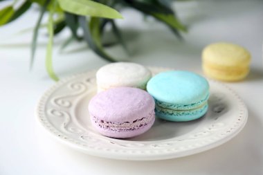 Masada lezzetli renkli macarons plakalı