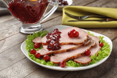 Lezzetli yemek plaka üzerinde kızılcık sosu ile servis