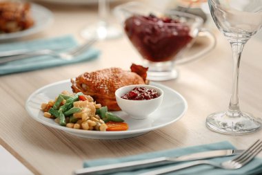 Lezzetli yemek plaka üzerinde kızılcık sosu ile servis