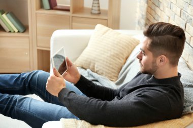 Genç adam evde tablet kullanma