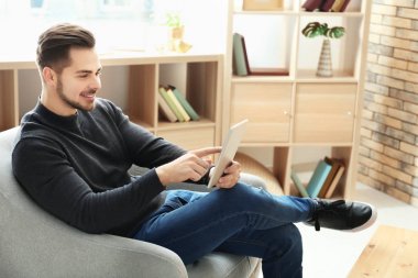 Genç adam evde tablet kullanma