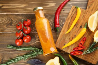 Ahşap arka plan, üstten görünüm üzerinde lezzetli sos ile kompozisyon