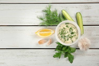 Beyaz ahşap arka planda, üstten görünüm tartar sosu ile kompozisyon