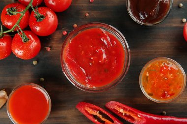 Ahşap arka plan, üstten görünüm üzerinde farklı kırmızı sos ile kompozisyon