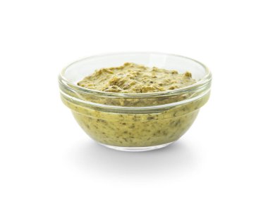 Beyaz arka plan üzerinde cam kapta pesto sos