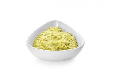 Pesto sos kase beyaz arka plan üzerinde