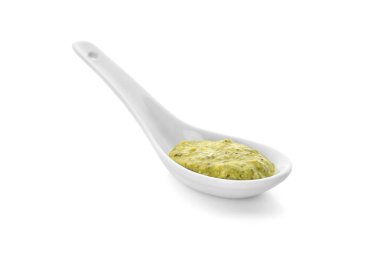 Kaşık beyaz zemin üzerine pesto sos