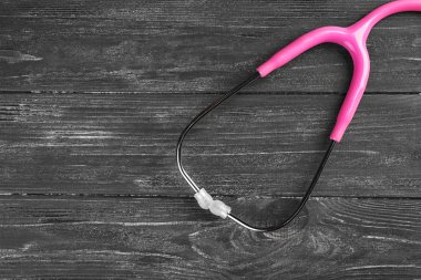 Koyu ahşap arka plan üzerinde stetoskop