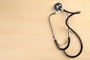 Hafif ahşap zemin üzerine stetoskop