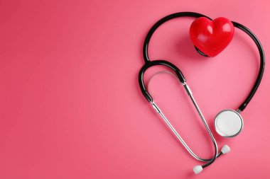 Renk arka plan üzerinde küçük kalbi steteskop
