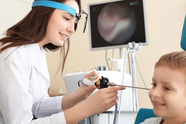 Otolaryngologue examinant l'oreille du petit garçon avec un télescope ORL à l'hôpital — Photo