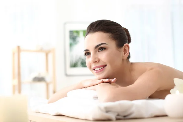 Jovem mulher relaxante no salão de spa — Fotografia de Stock