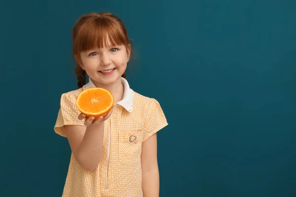 A citrusfélék, a háttér színét az aranyos kislány — Stock Fotó