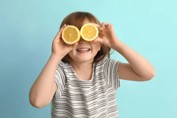 Vicces kis lány, citrusfélék, a háttér színét — Stock Fotó