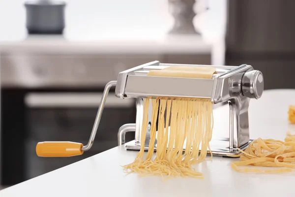 Metalen Pastamachine met deeg op tafel — Stockfoto