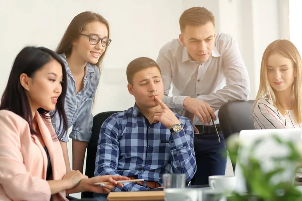 Jeunes ayant une réunion d'affaires au bureau — Photo