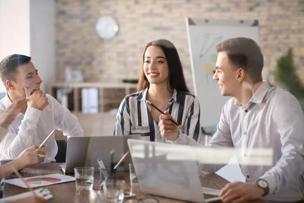 Ungdomar med affärsmöte i office, Visa genom glas — Stockfoto