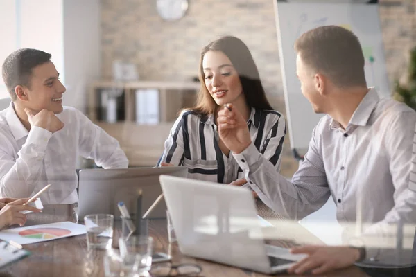 Jonge mensen met zakelijke bijeenkomst in kantoor, bekijken door glas — Stockfoto