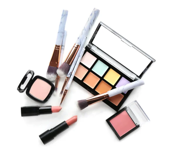 Zestaw produktów kosmetycznych i pędzle do makijażu na białym tle — Zdjęcie stockowe