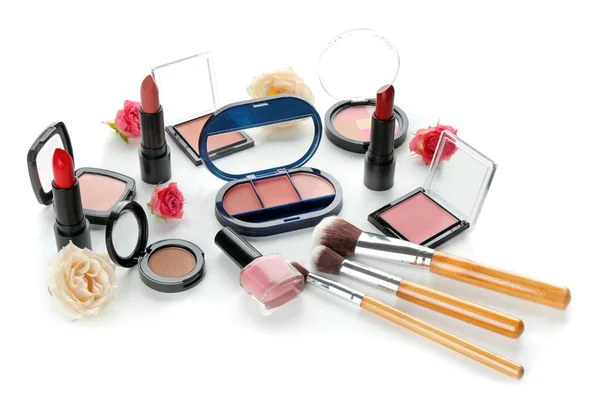 Conjunto de produtos cosméticos e pincéis de maquiagem em fundo branco — Fotografia de Stock