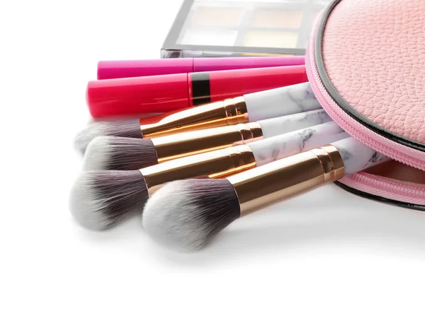 Set di prodotti cosmetici e pennelli su sfondo bianco — Foto Stock
