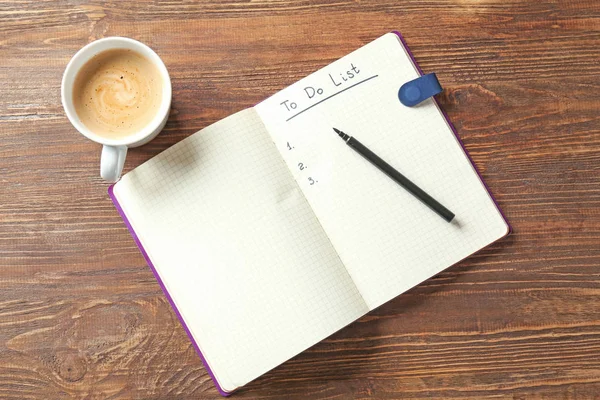 Lege To Do List en koffie in cup op houten tafel — Stockfoto