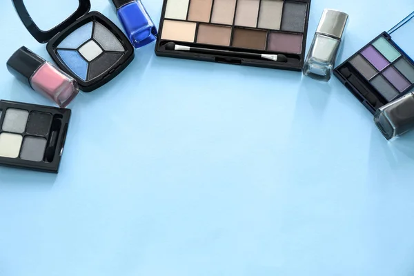 Uppsättning dekorativa kosmetika på färg bakgrund — Stockfoto