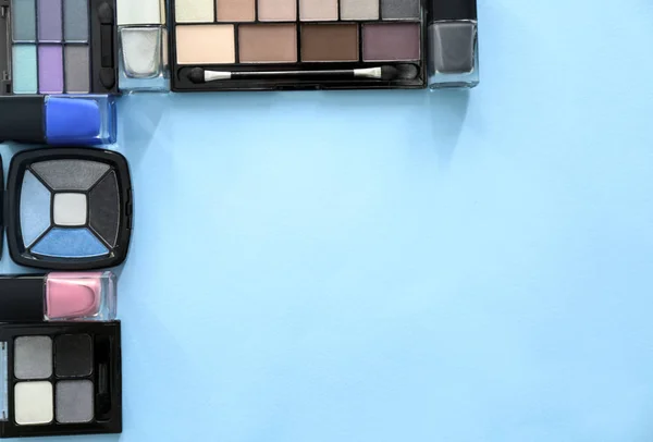 Set von dekorativer Kosmetik auf farbigem Hintergrund — Stockfoto