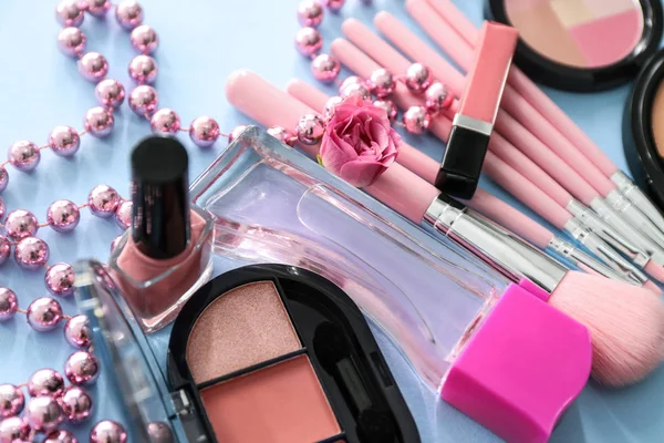 Set de cosméticos decorativos con pinceles sobre fondo de color — Foto de Stock