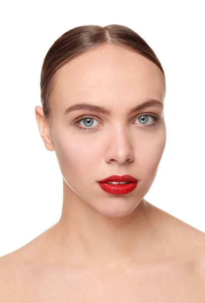 Retrato de mujer joven con hermoso maquillaje profesional sobre fondo blanco — Foto de Stock
