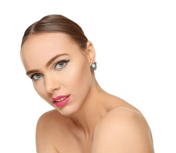 Portrait de jeune femme avec un beau maquillage professionnel sur fond blanc — Photo