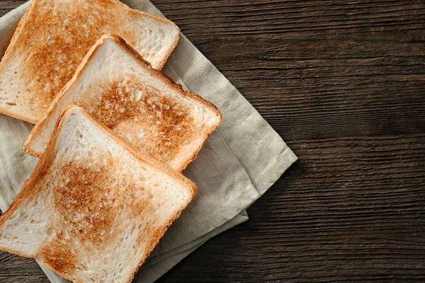 Ahşap arka plan, üstten görünüm üzerinde kızarmış ekmek — Stok fotoğraf