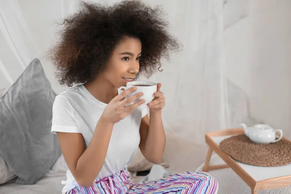 Hermosa mujer afroamericana bebiendo té en casa — Foto de Stock