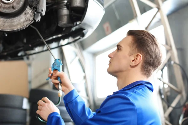 Coche lubricante mecánico masculino en el centro de servicio — Foto de Stock