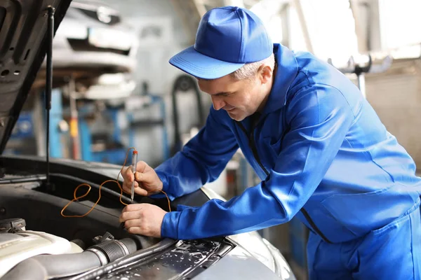 Male mechanic examining car in service center — Stock Photo, Image