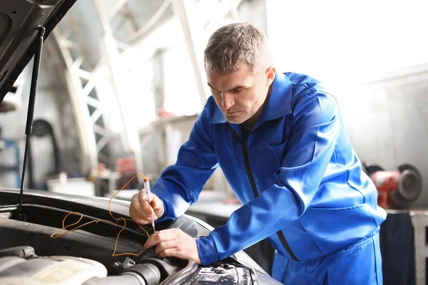 Male mechanic examining car in service center — Stock Photo, Image