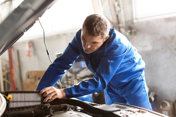 Male mechanic examining car in service center — Stock Photo, Image