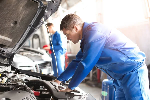 Male mechanic fixing car in service center — Stock Photo, Image
