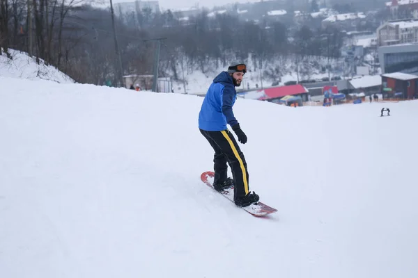 Чоловічий сноубордист на схилі на зимовому курорті — стокове фото
