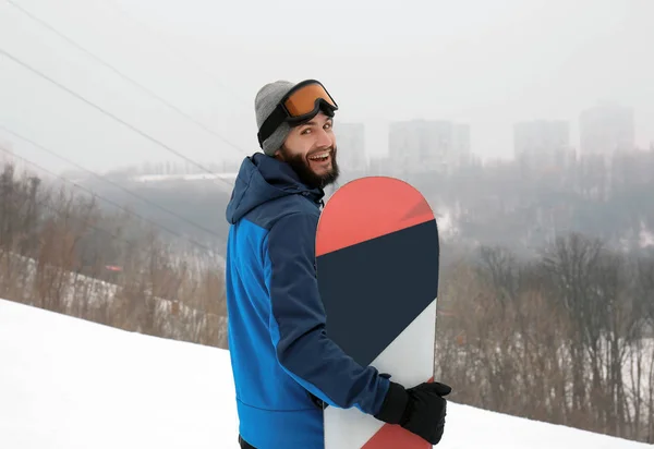 Male snowboarder on slope at winter resort — Stock Photo, Image