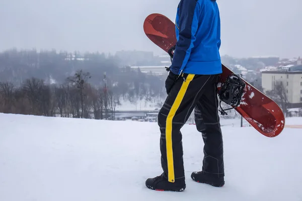 Αρσενικό snowboarder σε πλαγιά στο χειμερινό θέρετρο — Φωτογραφία Αρχείου