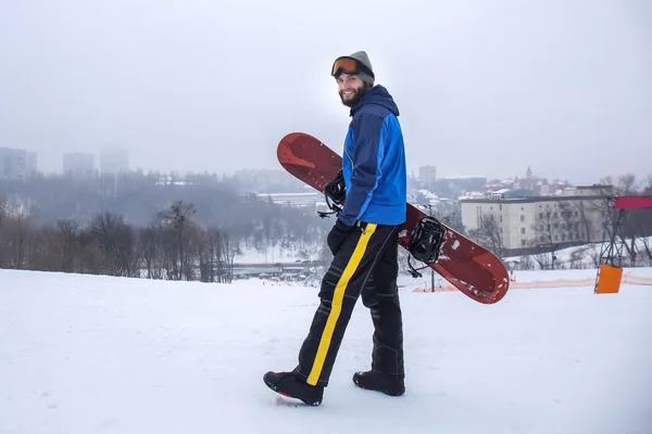 Male snowboarder on slope at winter resort — Stock Photo, Image