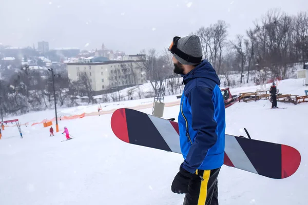 Αρσενικό snowboarder σε πλαγιά στο χειμερινό θέρετρο — Φωτογραφία Αρχείου