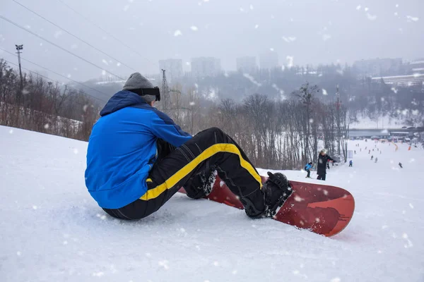 Snowboarder masculin sur la pente à la station d'hiver — Photo