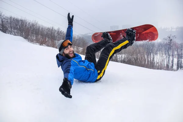 Male snowboarder on slope at winter resort — Stock Photo, Image