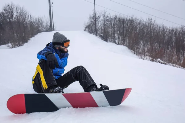 Snowboarder masculin sur la pente à la station d'hiver — Photo