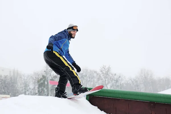 Αρσενικό snowboarder στο χειμερινό θέρετρο — Φωτογραφία Αρχείου