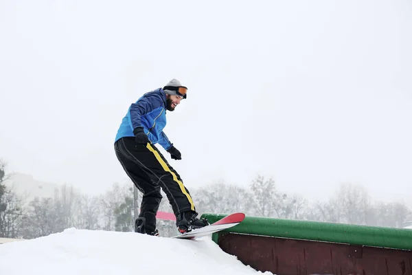 Αρσενικό snowboarder στο χειμερινό θέρετρο — Φωτογραφία Αρχείου