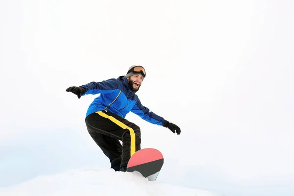 Сноубордист на склоне зимнего курорта — стоковое фото