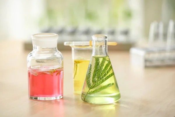 Flasks con piante in tavola in laboratorio — Foto Stock